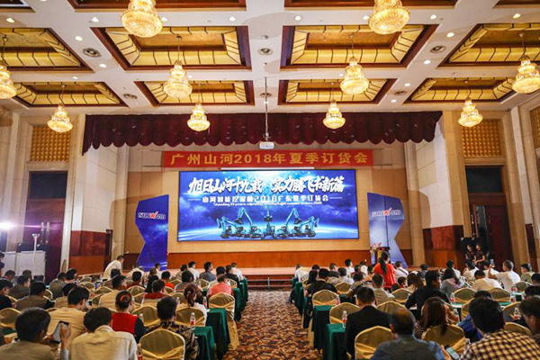 红四月，SG胜游智能挖掘机促销会节节攀升