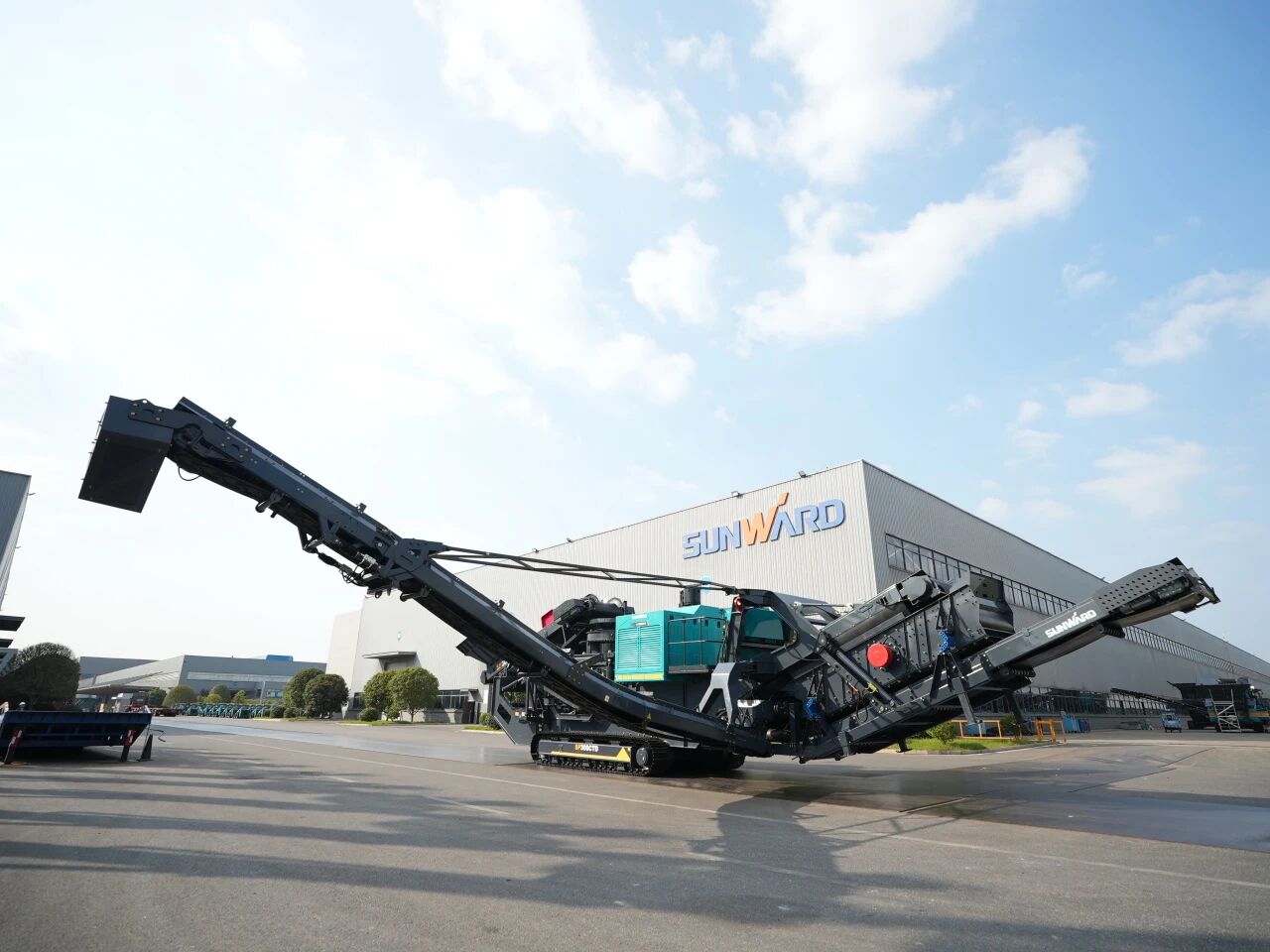 破局国际市。蘧寮た觯G胜游智能SP300CTD柴电两用圆锥破碎站成功下线