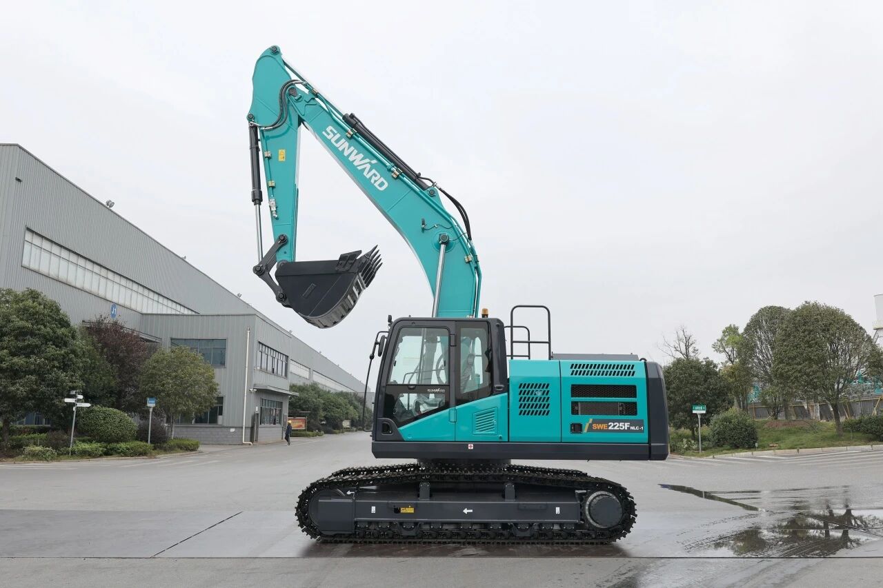 “双子星”闪耀！SG胜游智能两款履带式液压挖掘机成功下线