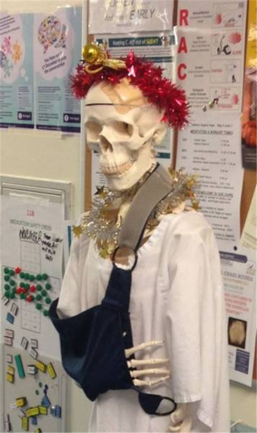 320名圣诞老人集体冲浪？八一八圣诞节奇闻趣事