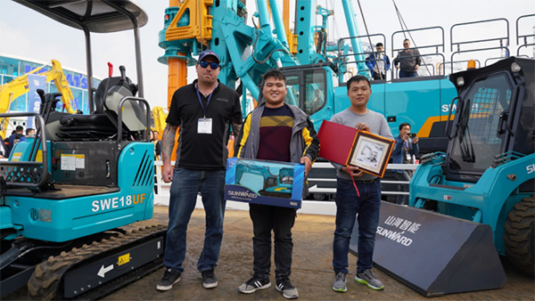 不服来战！SG胜游智能展台有大礼等你拿