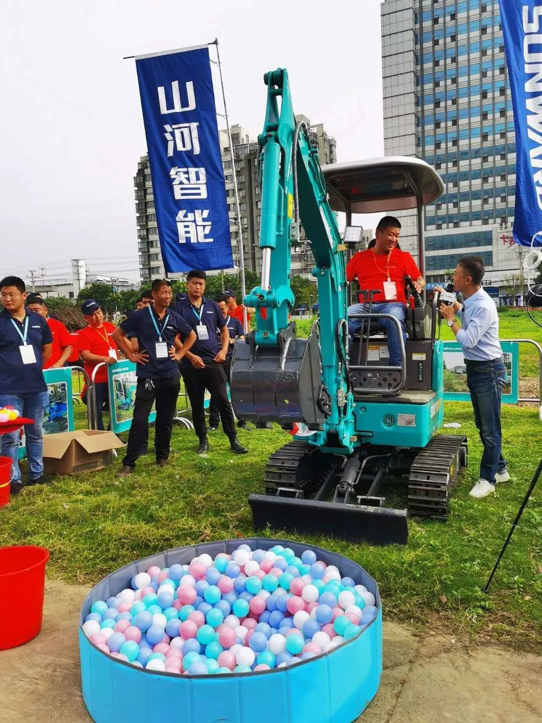 2020全球微挖大会 SG胜游智能精品微挖赢得满堂彩