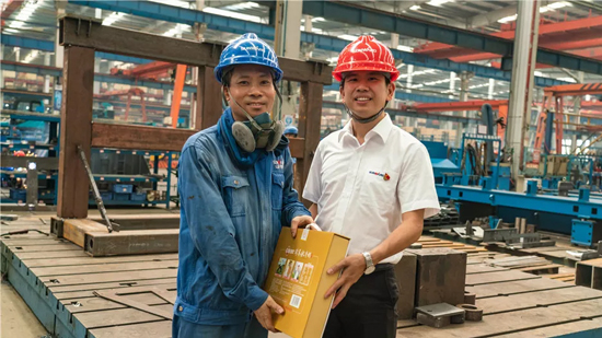 万力集团“送清凉”活动，慰问一线员工