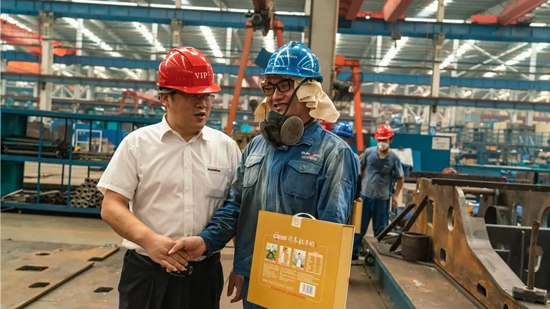 万力集团“送清凉”活动，慰问一线员工