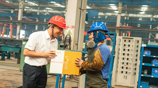 万力集团“送清凉”活动，慰问一线员工