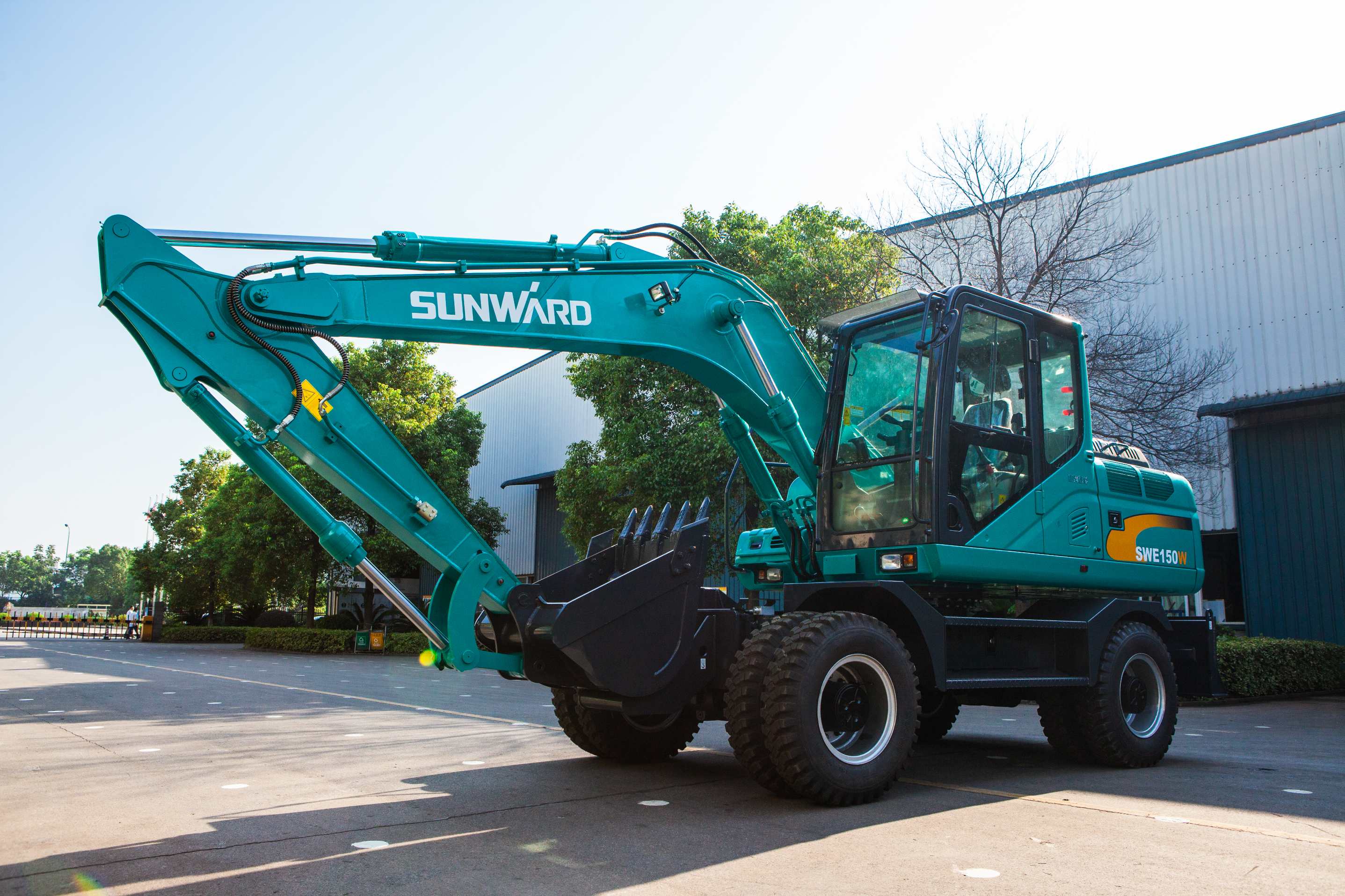 轮胎式挖掘机和履带式挖掘机，你更看好哪个？