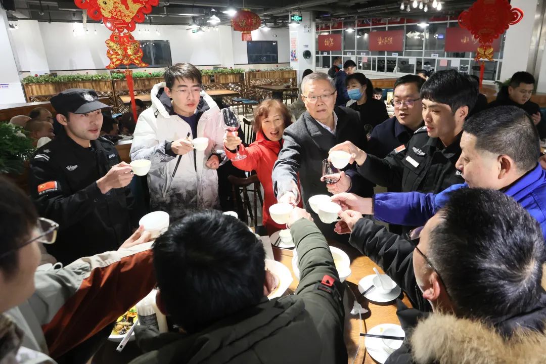 SG胜游智能董事长何清华与留厂员工一起过大年！