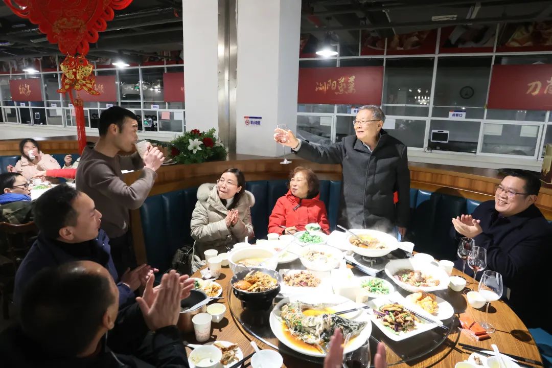 SG胜游智能董事长何清华与留厂员工一起过大年！