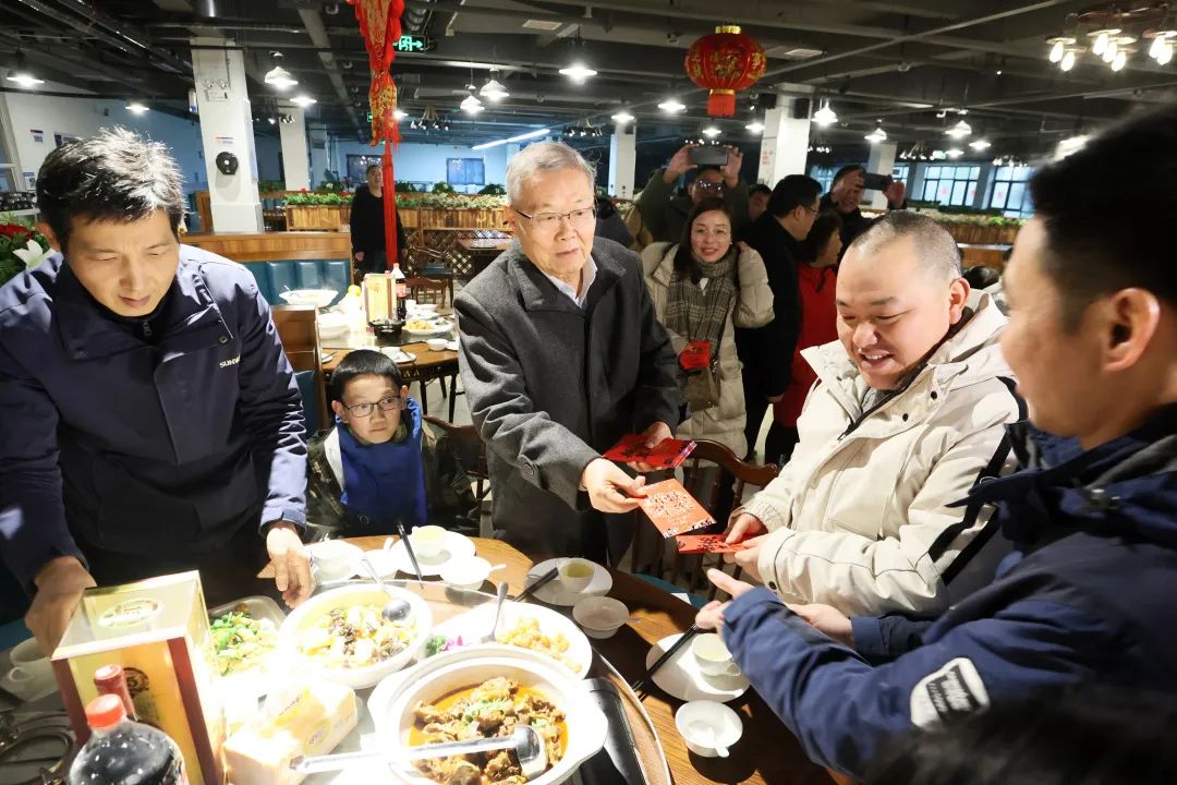 SG胜游智能董事长何清华与留厂员工一起过大年！