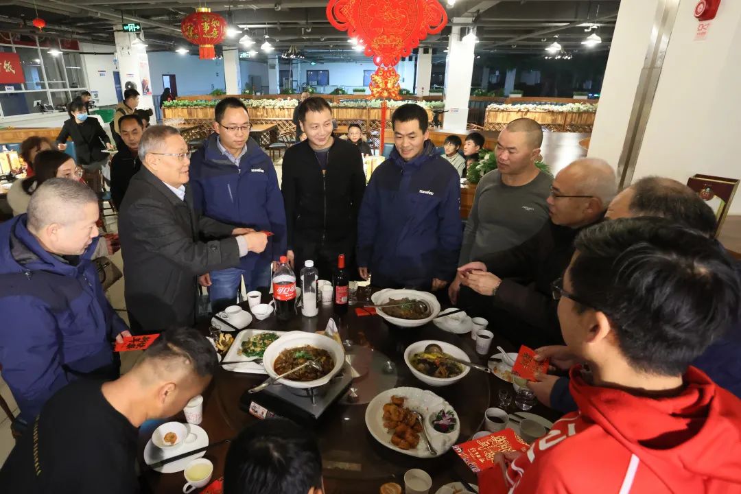SG胜游智能董事长何清华与留厂员工一起过大年！
