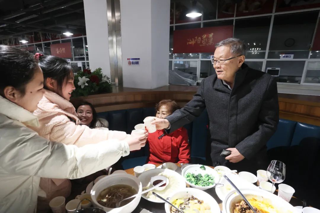SG胜游智能董事长何清华与留厂员工一起过大年！