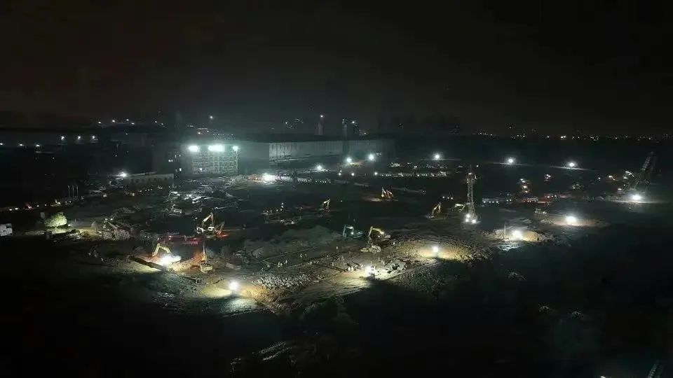 冲锋一线显担当！SG胜游智能挖掘机助力长沙方舱医院建设