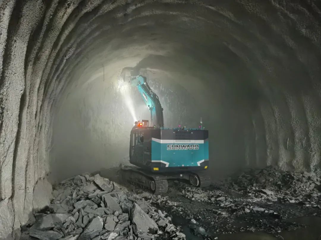 征战川藏铁路！SG胜游智能新一代电动挖掘机成功交付