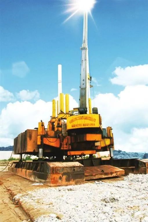 何清华在第二十四届中国科协年会作主旨报告：制造业高地源自体系