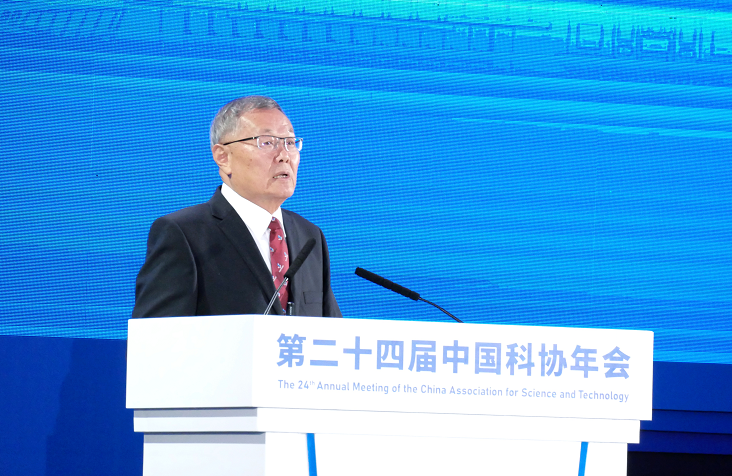 何清华在第二十四届中国科协年会作主旨报告：制造业高地源自体系