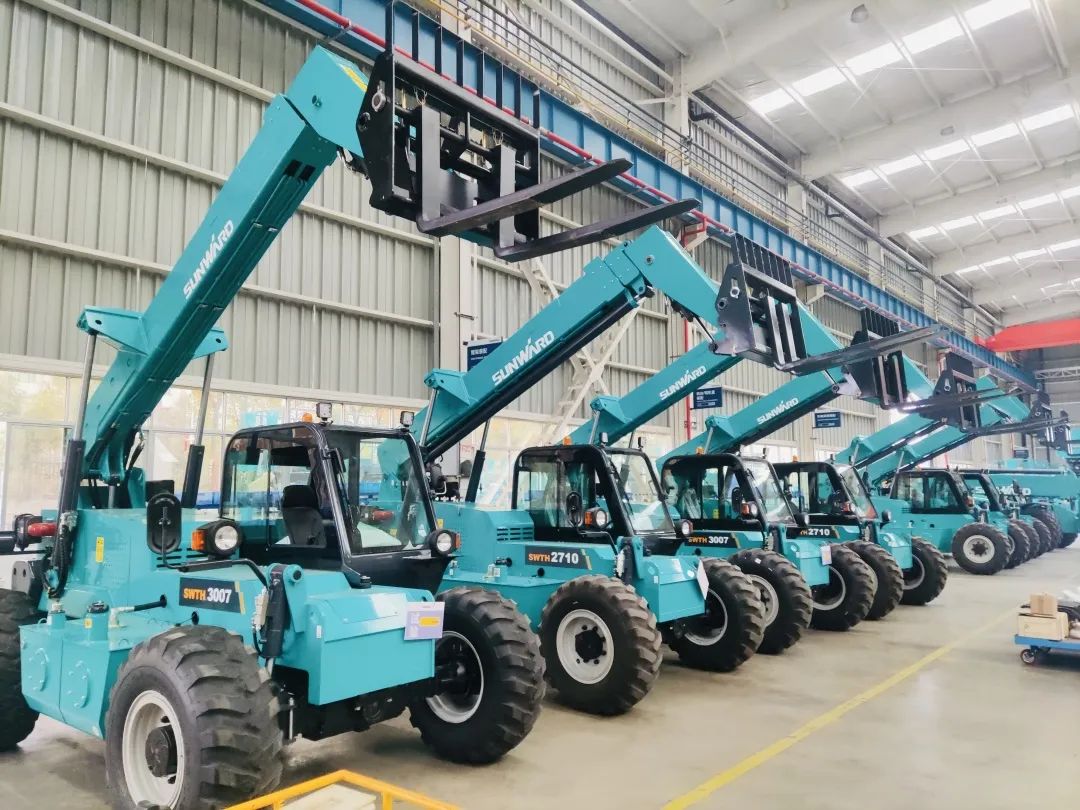 “兔飞猛进”添新品！SG胜游智能两款伸缩臂叉装车同时下线