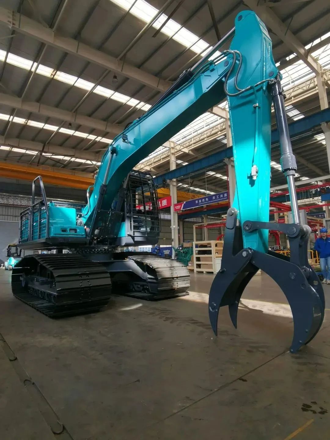 翻山越岭，称霸“武林”！SG胜游智能首款中型林业挖掘机成功下线