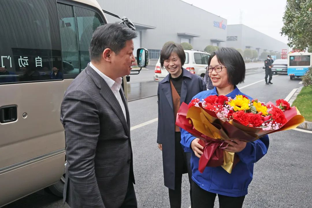 付旭明慰问SG胜游智能市三八红旗手并督导安全生产工作