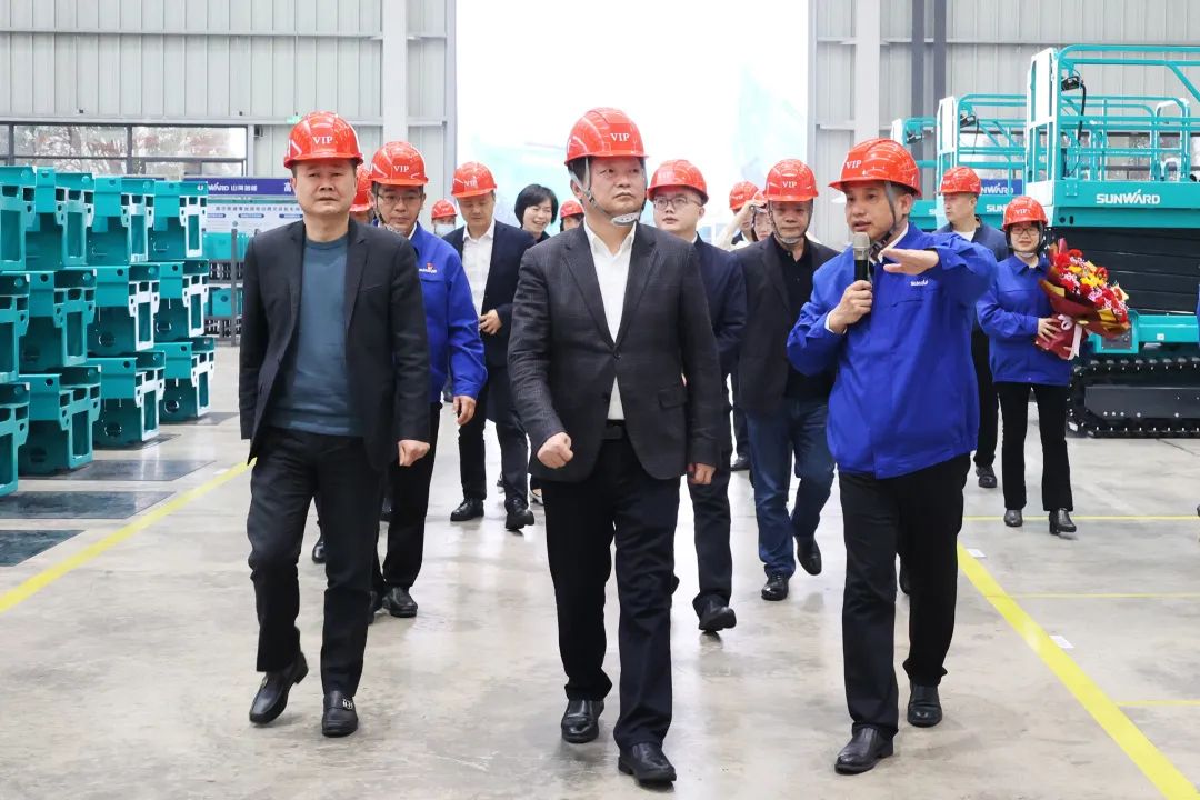 付旭明慰问SG胜游智能市三八红旗手并督导安全生产工作