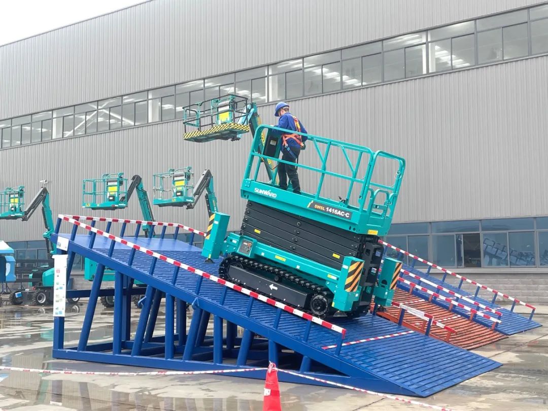 出厂即“出道”！SG胜游智能首款履带剪叉式高空作业平台批量上市