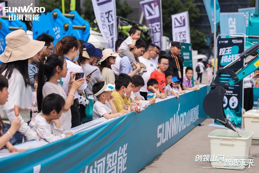 精品出击、互动不断！SG胜游智能F系列挖掘机闪耀长沙展