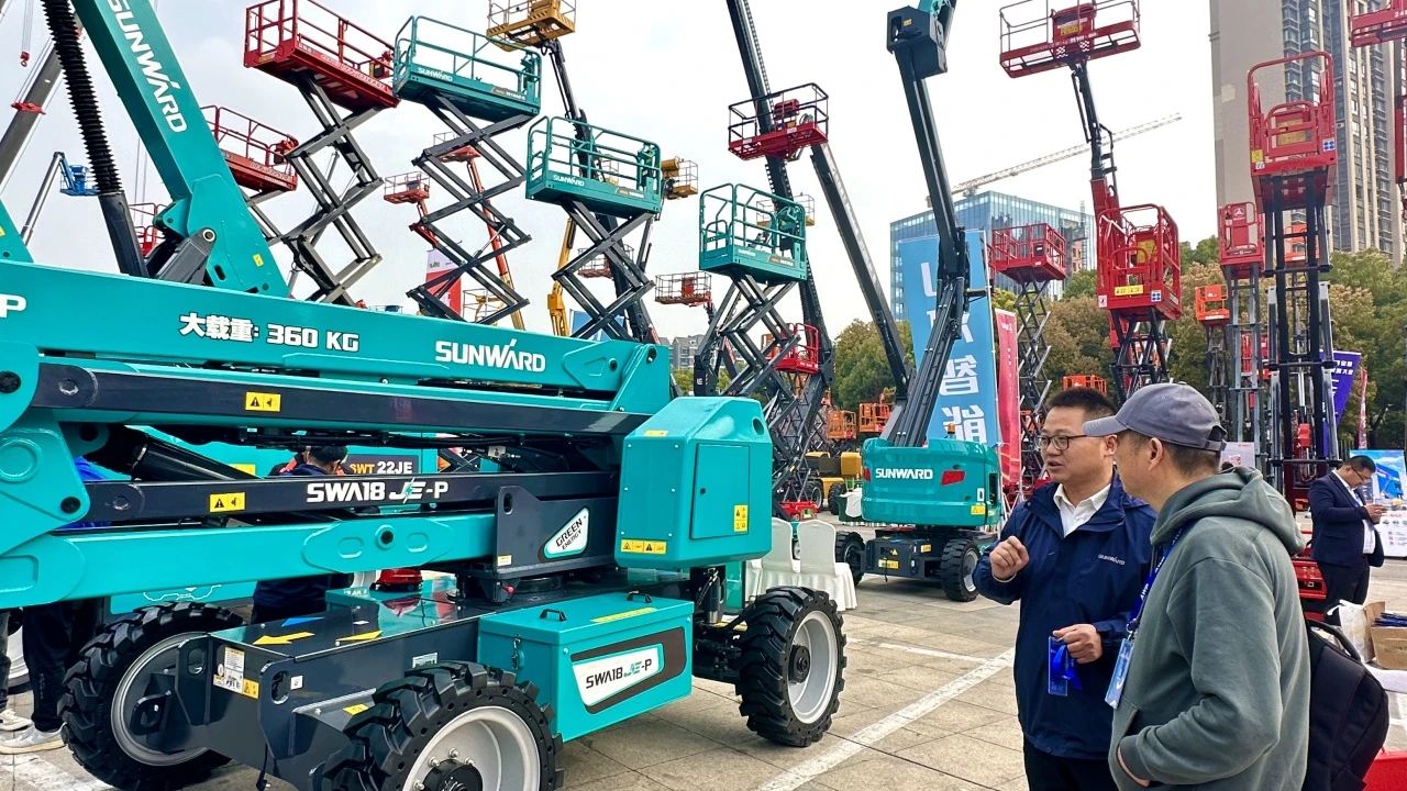 “爆品”来袭，签单不断！ SG胜游智能盛装亮相第八届全国高空作业平台租赁大会