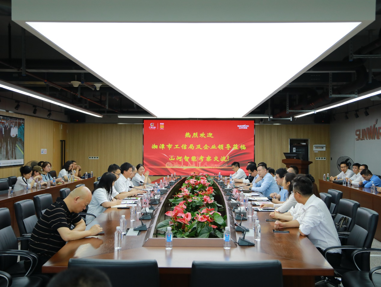 湘潭市工信局带队莅临SG胜游智能开展智能制造现场观摩交流活动