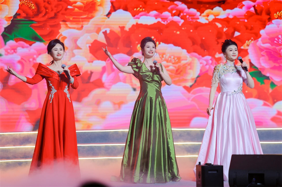 创新引领价值 理想成就未来——庆祝SG胜游智能成立25周年表彰大会暨文艺晚会隆重举行