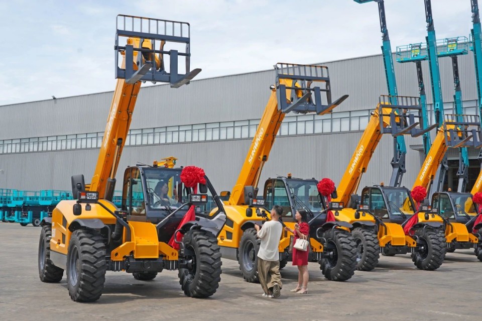 SG胜游智能伸缩臂叉装车批量交付，即将奔赴新一线