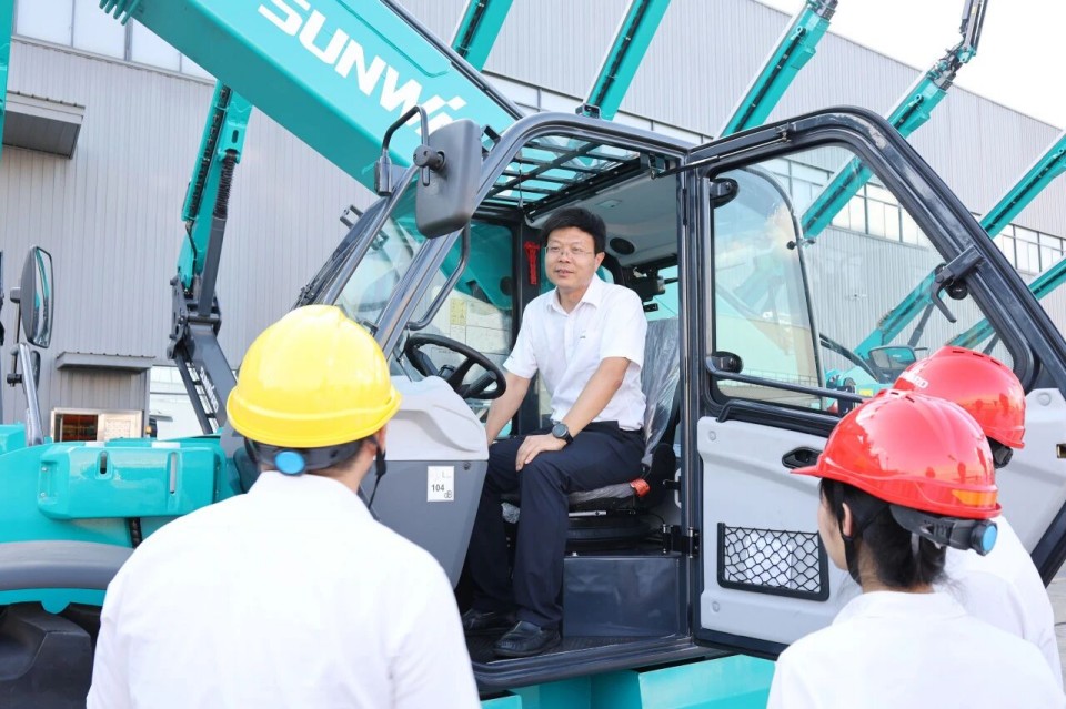 高端机型“双箭齐发”！SG胜游智能两款伸缩臂叉装车成功下线