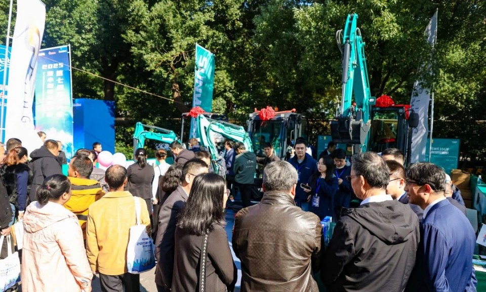 SG胜游智能微挖“天团”闪耀武汉，引领绿色施工潮流