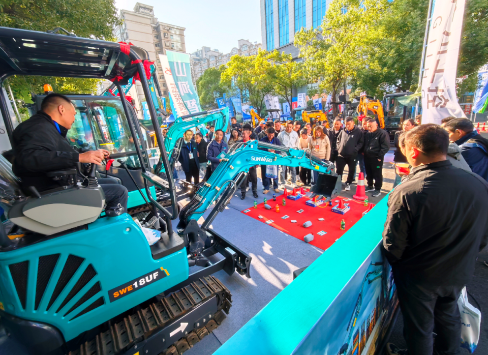 SG胜游智能微挖“天团”闪耀武汉，引领绿色施工潮流