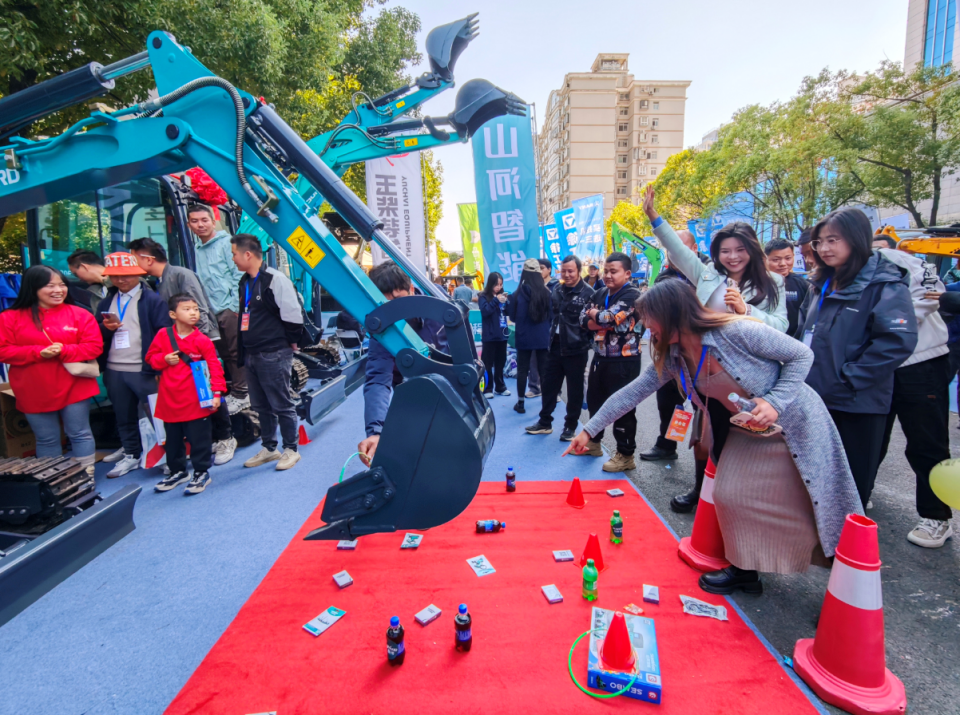 SG胜游智能微挖“天团”闪耀武汉，引领绿色施工潮流